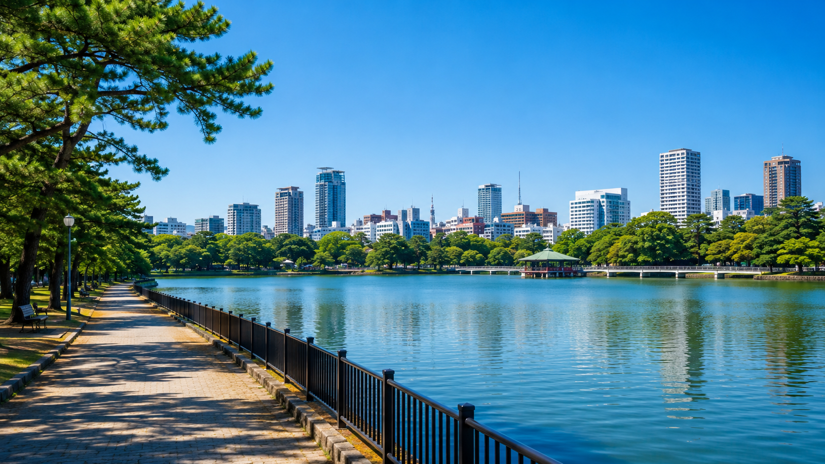 大濠公園の池と遊歩道が一望できる風景